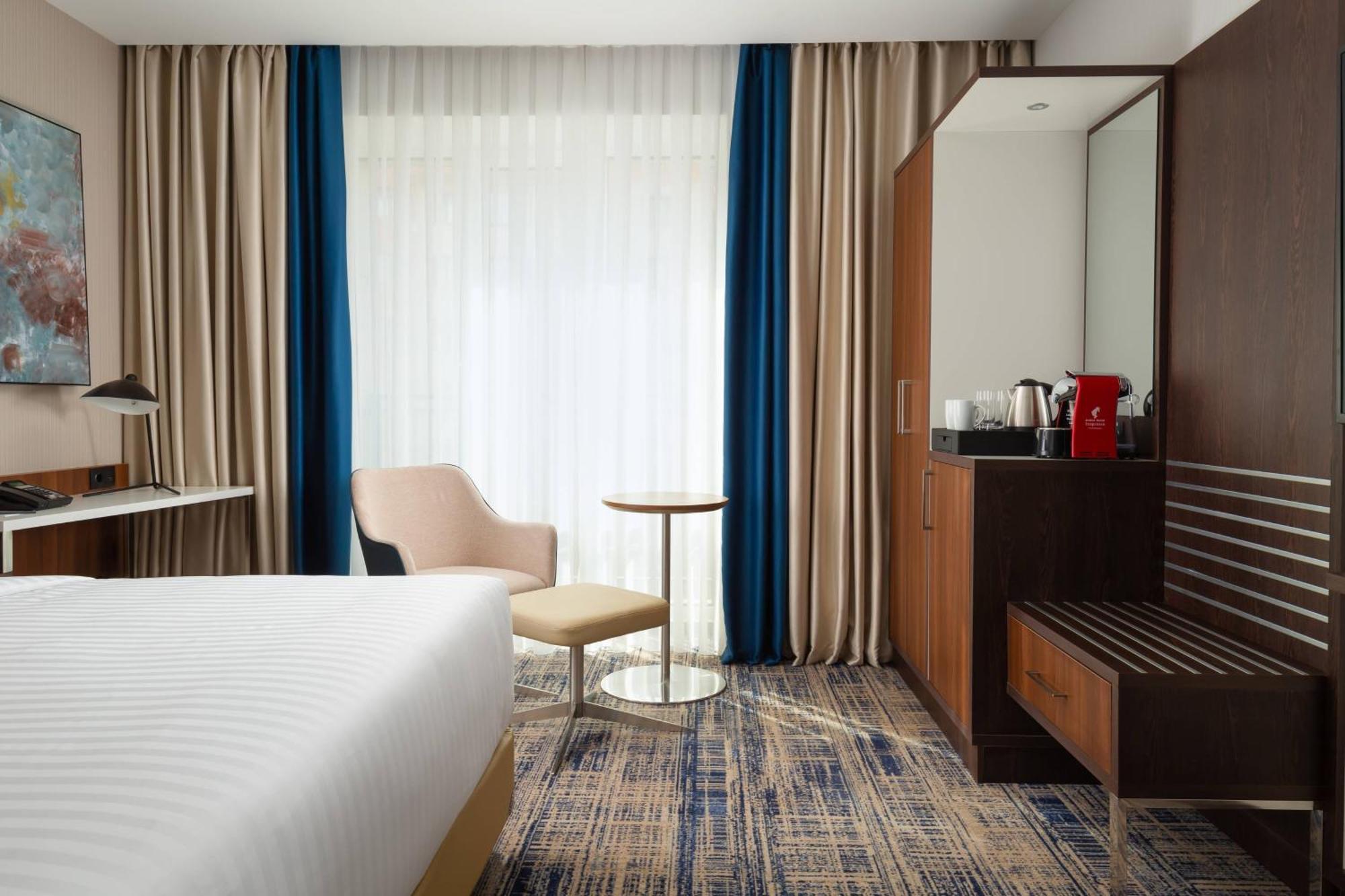 Courtyard By Marriott Tashkent Hotel Buitenkant foto