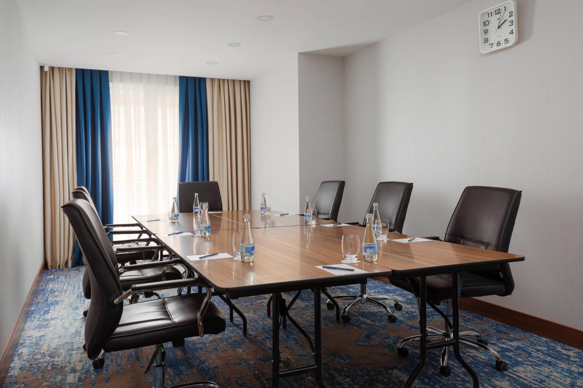 Courtyard By Marriott Tashkent Hotel Buitenkant foto