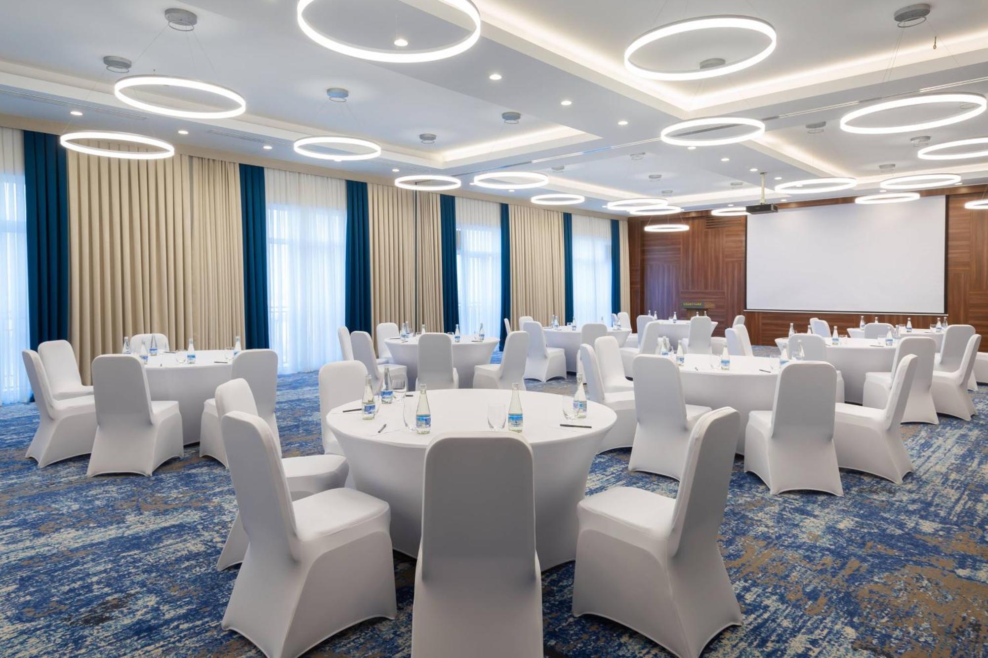 Courtyard By Marriott Tashkent Hotel Buitenkant foto