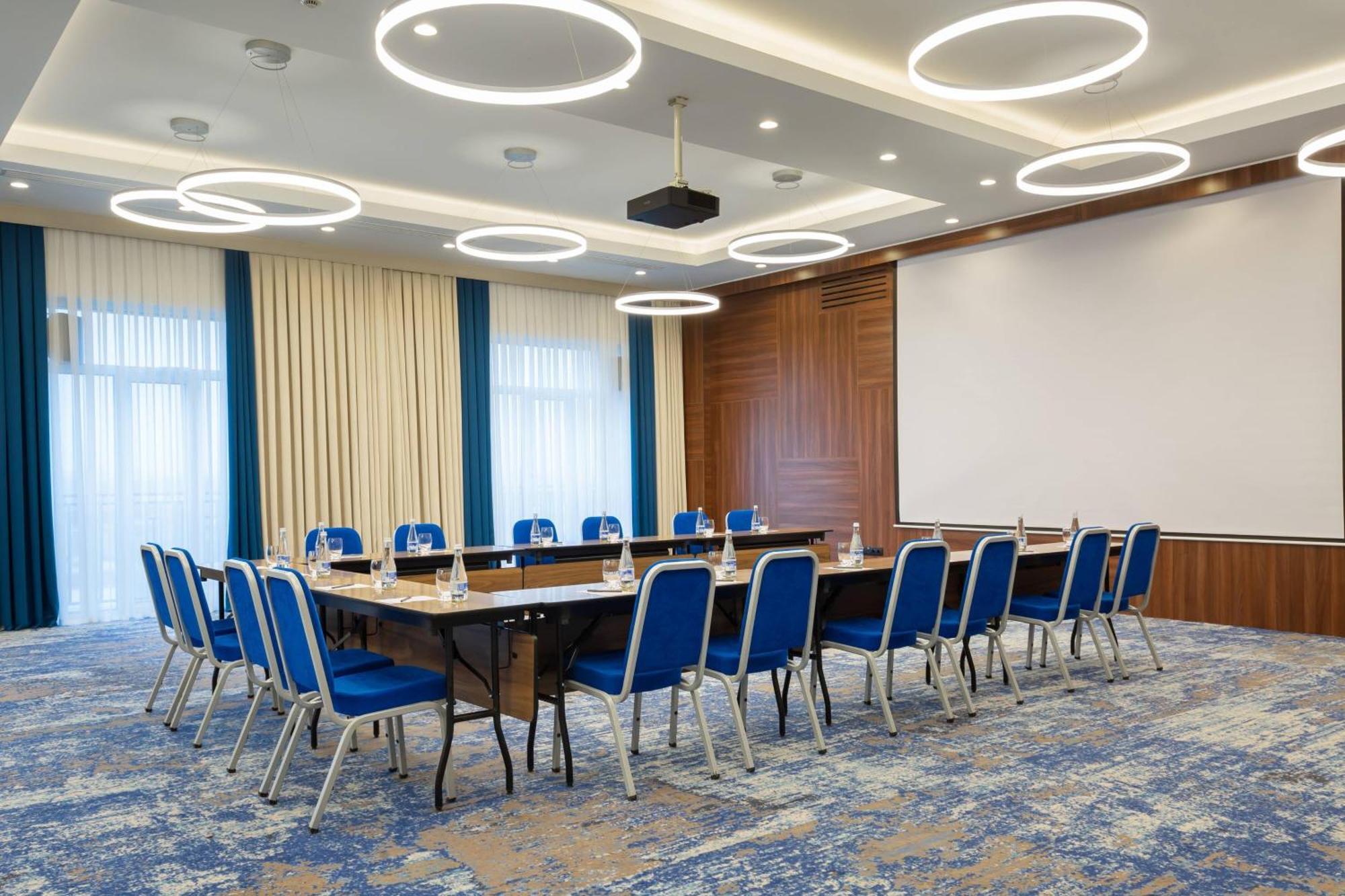 Courtyard By Marriott Tashkent Hotel Buitenkant foto