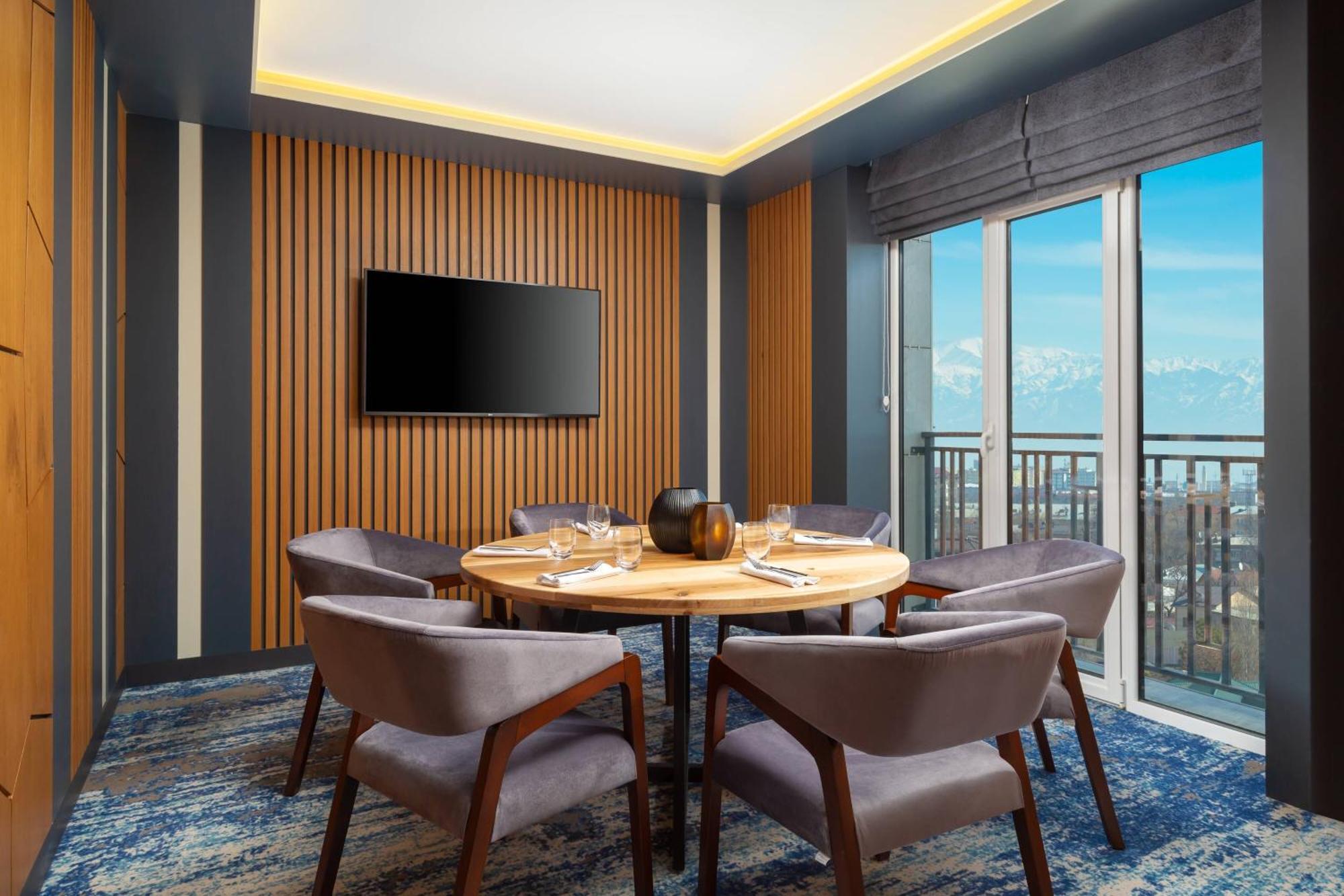 Courtyard By Marriott Tashkent Hotel Buitenkant foto