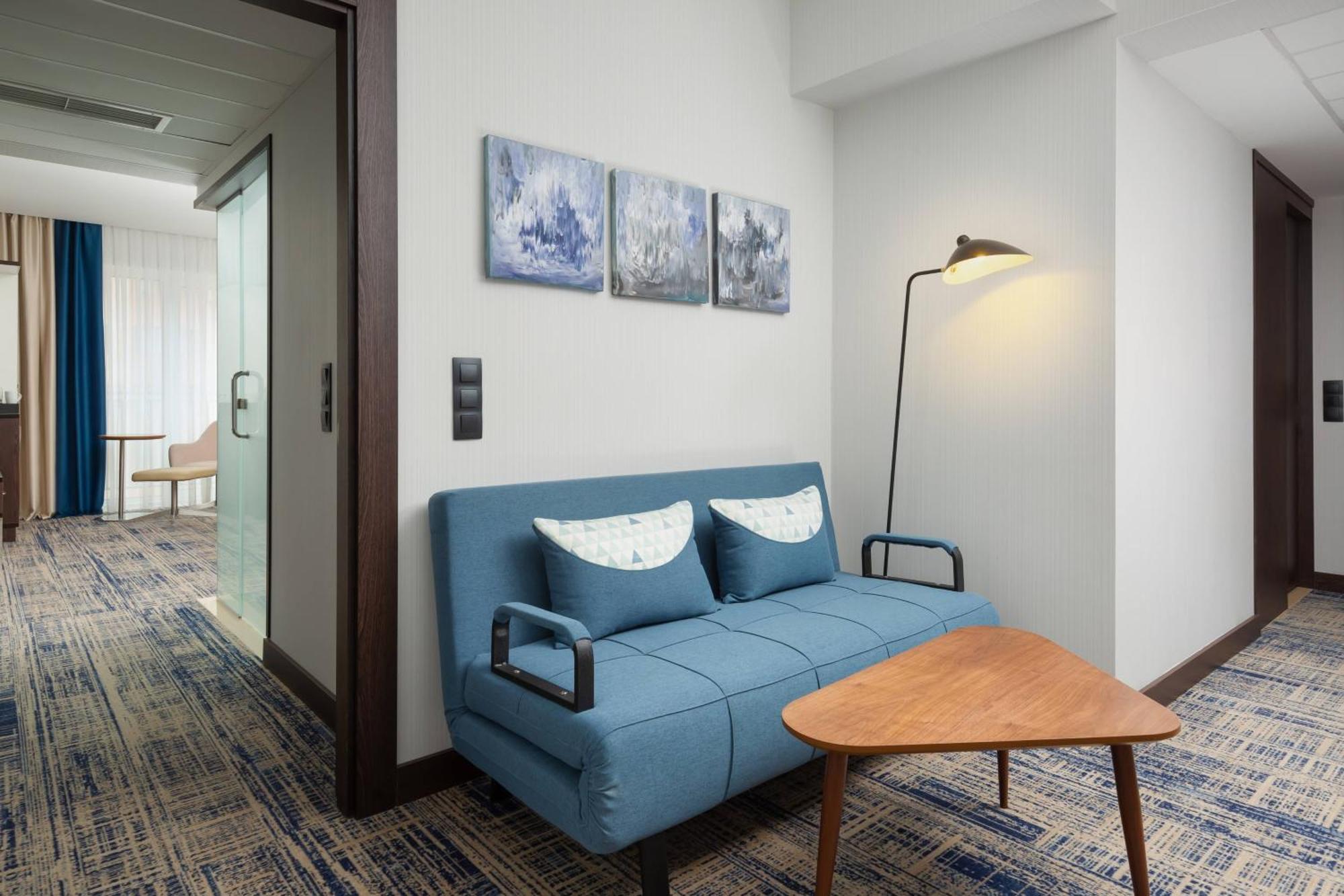 Courtyard By Marriott Tashkent Hotel Buitenkant foto