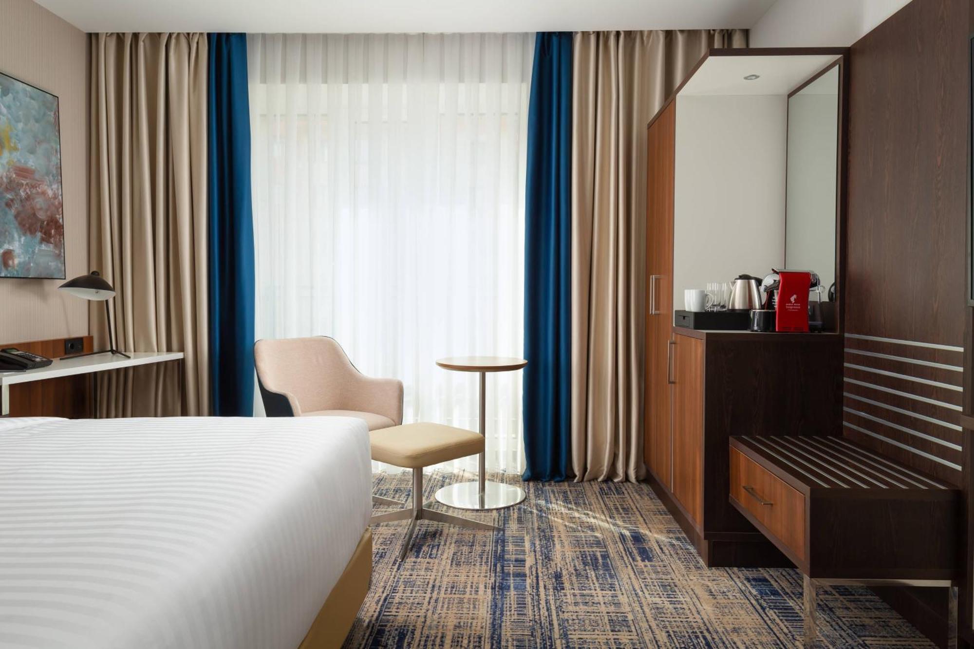 Courtyard By Marriott Tashkent Hotel Buitenkant foto